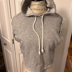 Sleeveless cropped hoodie